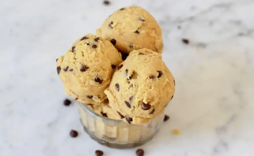 Low Carb Cookie Dough - Cremiger Keksteig zum Löffeln in 10 Minuten