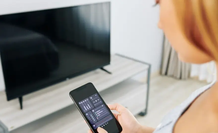 Jak podłączyć telefon do TV kablem? Stabilny obraz bez Wi-Fi