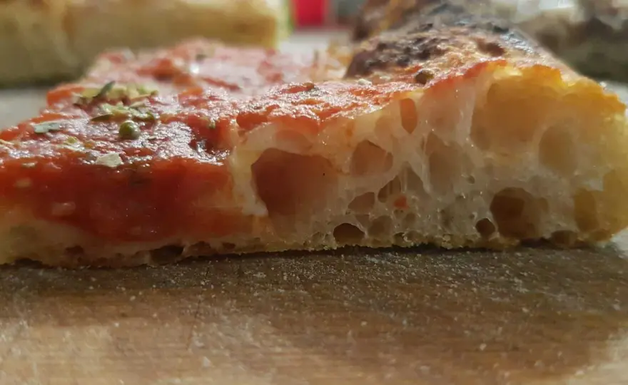Pizza in 24 ore - dosi, frigo e segnali per un impasto pronto