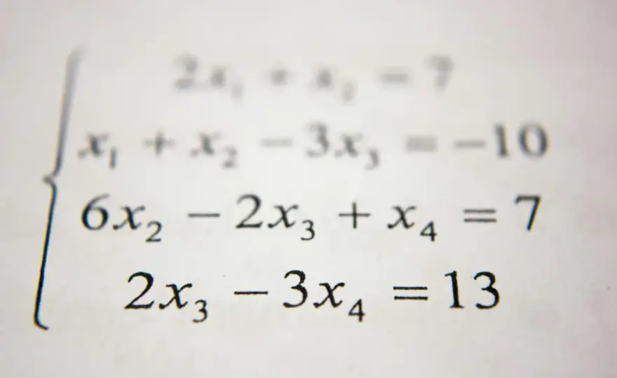 Wyrażenia algebraiczne - jak je zrozumieć i unikać błędów?