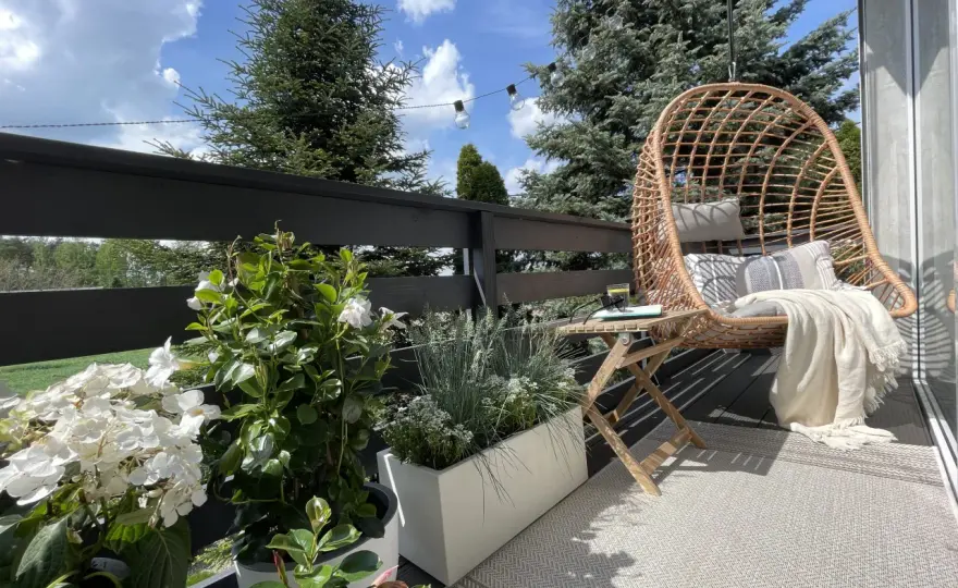 Mały balkon w bloku - Przekształć go w wymarzoną strefę relaksu