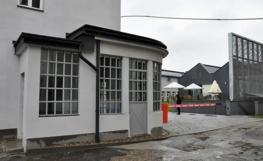 MOCAK Kraków: przewodnik po sztuce i Fabryce Schindlera warto?