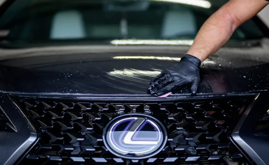 Co ile woskować auto, aby uniknąć uszkodzeń lakieru?