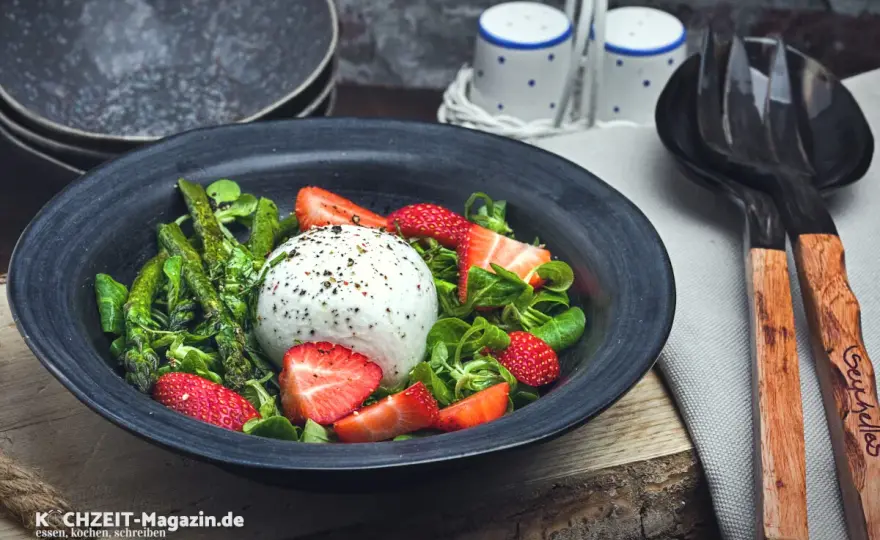 Spargelsalat mit Erdbeeren - So gelingt der perfekte Frühlingssalat