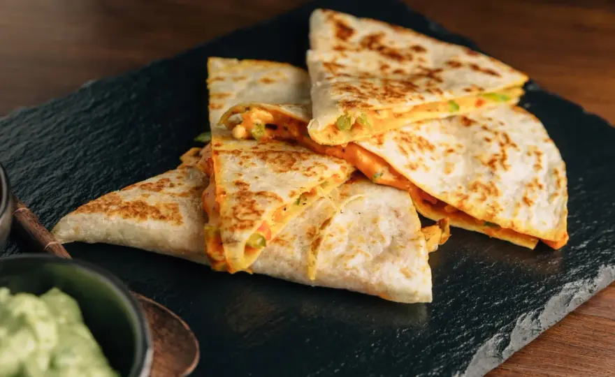 Jak piec quesadillę w piekarniku, aby była chrupiąca i smaczna