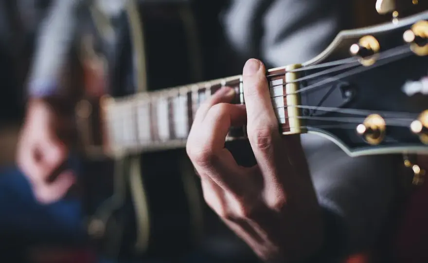 Muzyka klasyczna w filmach: jak wzbogaca kinowe doświadczenia?