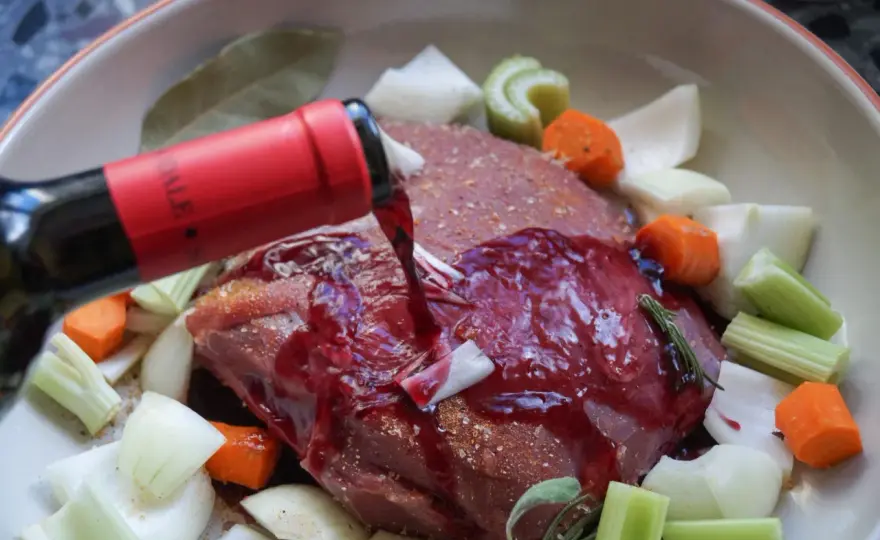 Rinderbraten in Rotwein einlegen - So gelingt die perfekte Marinade