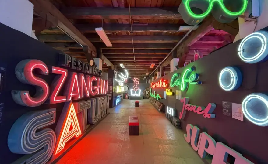 Muzeum Neonów Warszawa - Czy warto? Przewodnik po wizycie