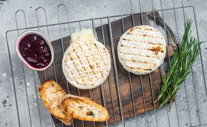 Grillowany camembert - idealny! Jak zrobić, by się nie rozlał?