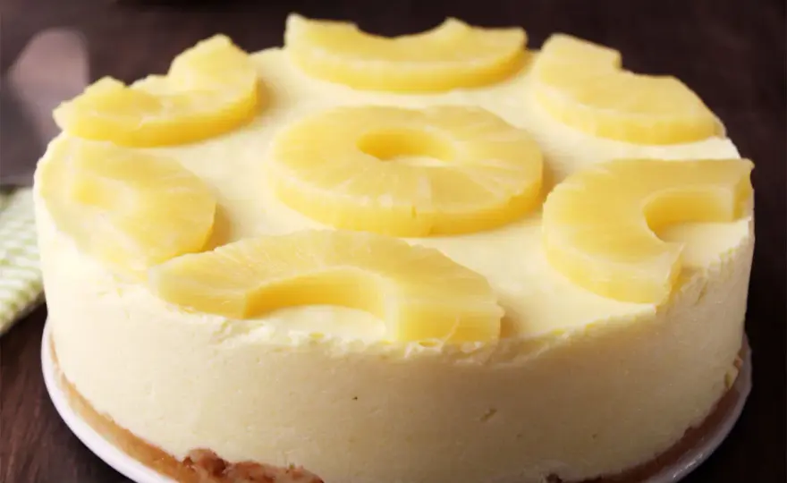 Tarta de piña fría sin horno, cremosa y fácil de preparar