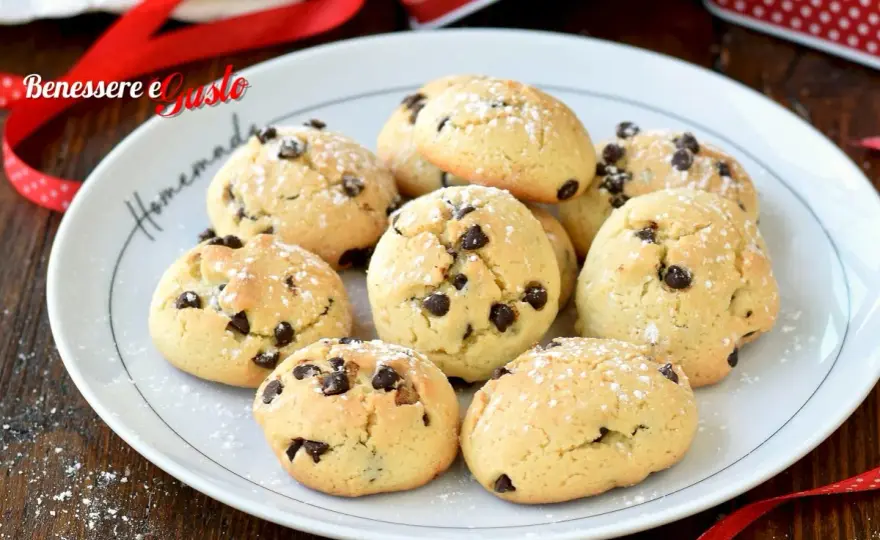Biscotti con gocce di cioccolato morbidi dentro e croccanti