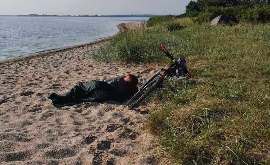 Czy można spać na plaży? Kiedy nocleg jest legalny