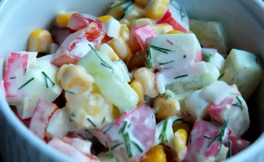 Sałatka z surimi - przepis na idealnie kremową i chrupiącą