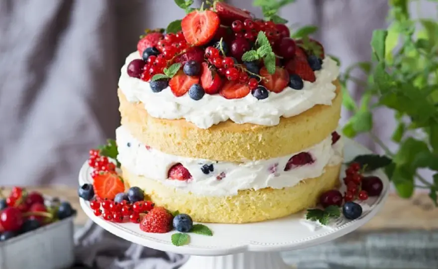 Prosty tort urodzinowy z biszkoptem, mascarpone i owocami