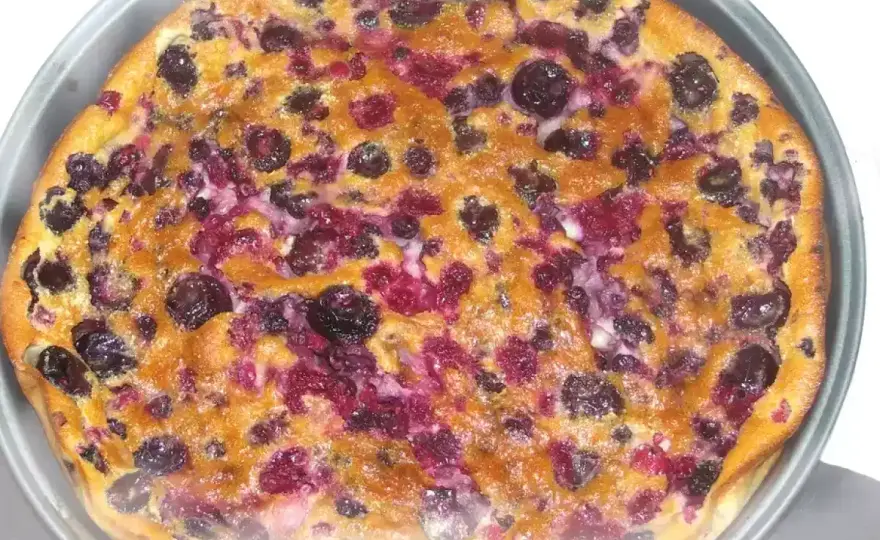 Clafoutis aux fruits rouges - la recette simple et moelleuse