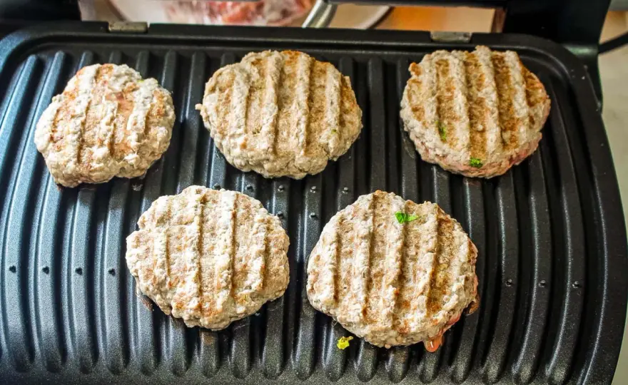 Jak usmażyć burgera na patelni, aby był soczysty i idealny?
