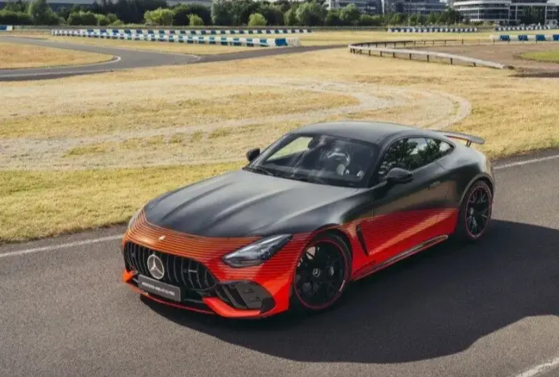 Mercedes AMG GTR Pro - moc, osiągi i wyjątkowe cechy torowe