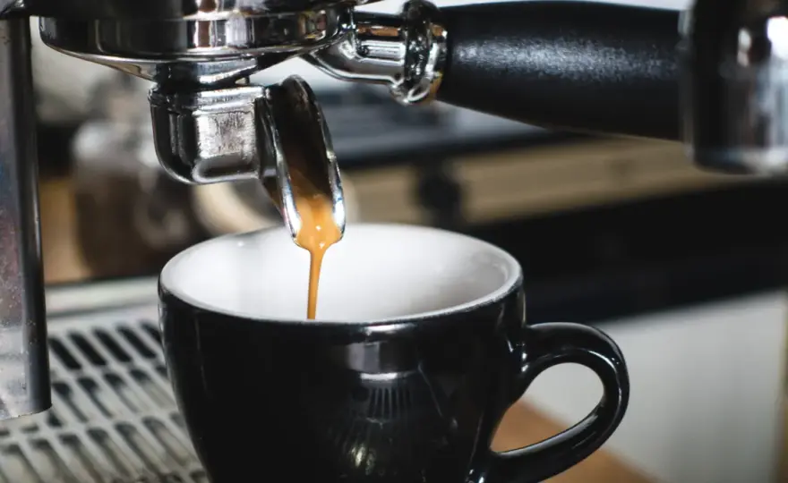 Ile kawy wsypać do ekspresu ciśnieniowego, aby uzyskać idealne espresso?
