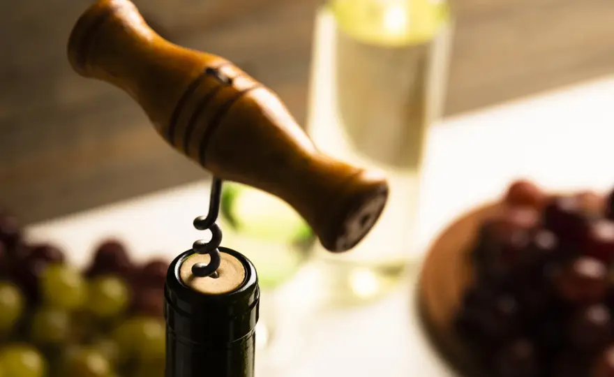Jak rozpoznać wino korkowe? Zapach, smak i co dalej