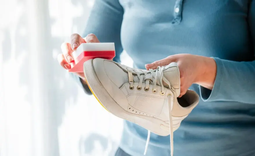 Weiße Sneaker reinigen - So bleiben sie strahlend weiß!