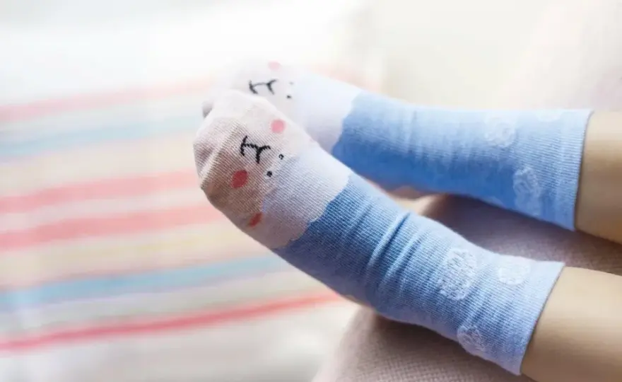 Rozmiar skarpetki 13 15 na jaki wiek? Odpowiedź, która zaskoczy rodziców