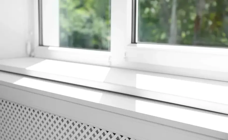 Parapet pod okno czy do okna? Zasady montażu bez błędów