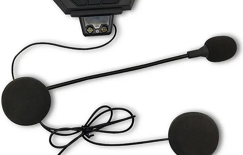 Słuchawki do kasku motocyklowego: Interkom czy Bluetooth? Wybierz mądrze!