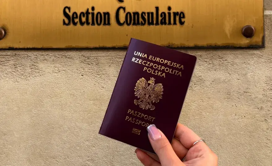 Francja: dowód osobisty czy paszport? Sprawdź, co zabrać!