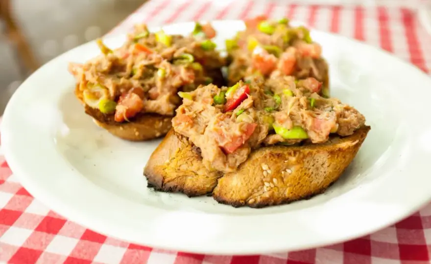 Bruschetta z tuńczykiem – przepis na idealną chrupkość