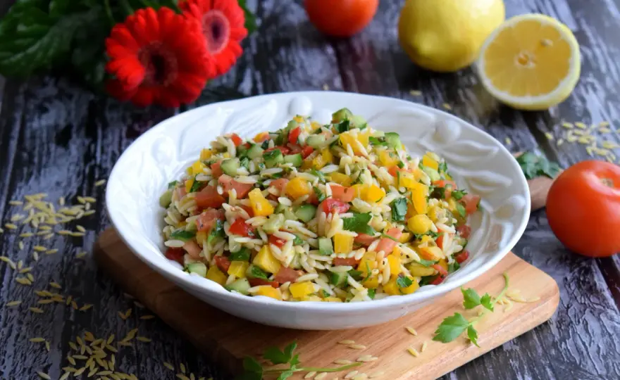 Sałatka z orzo - włoski smak w 25 minut. Jak ją zrobić?