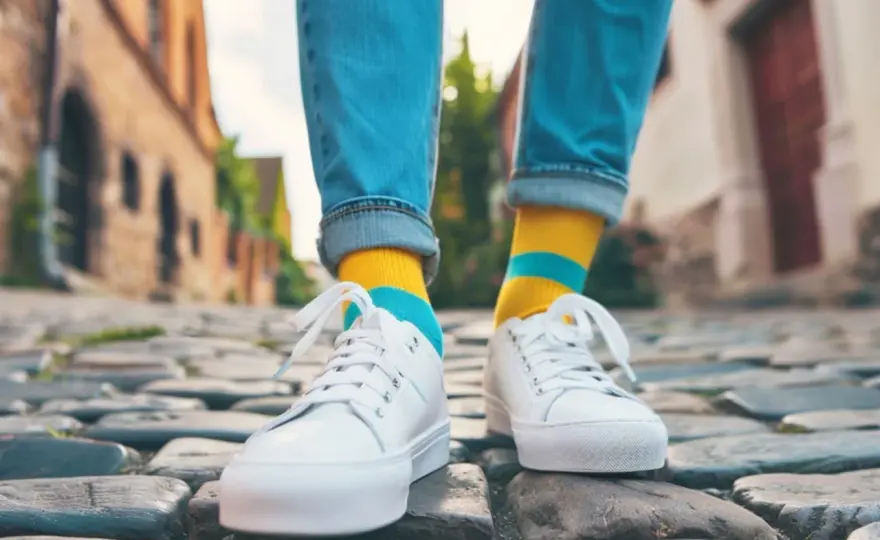 Jakie skarpetki do sneakersów? Przewodnik po stylu i trendach