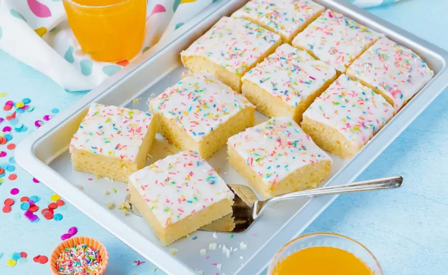 Fantakuchen Rezept - So wird der Blechkuchen extra locker und saftig