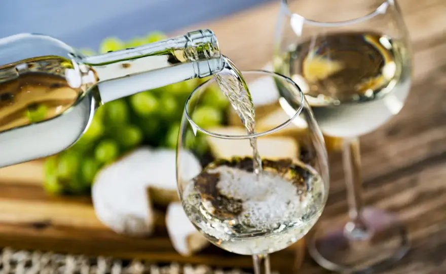 Mętne wino? Jak sklarować domowy trunek bez drożdży