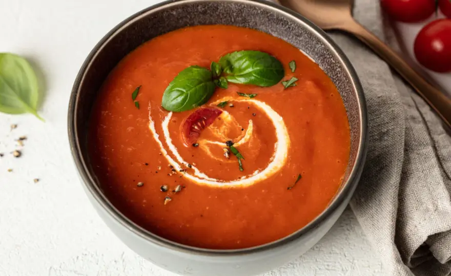 Vegane Tomatensuppe - So wird sie in 20 Minuten perfekt cremig
