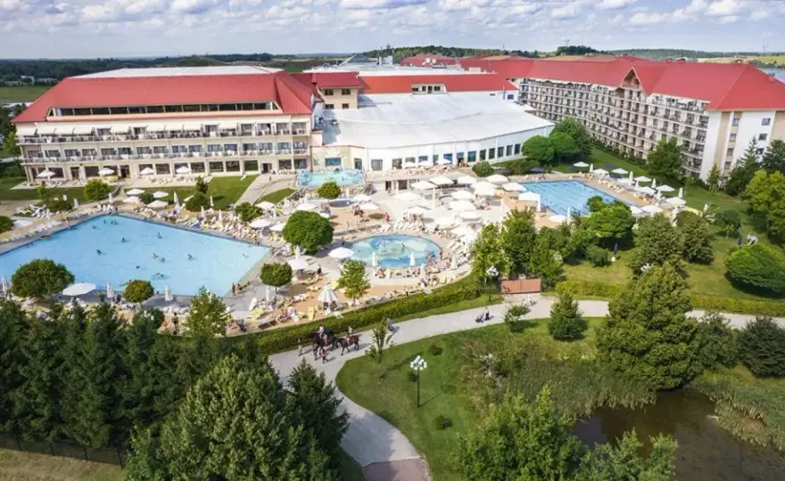 Hotel Gołębiewski w Mikołajkach - kiedy powstał i jak się zmieniał