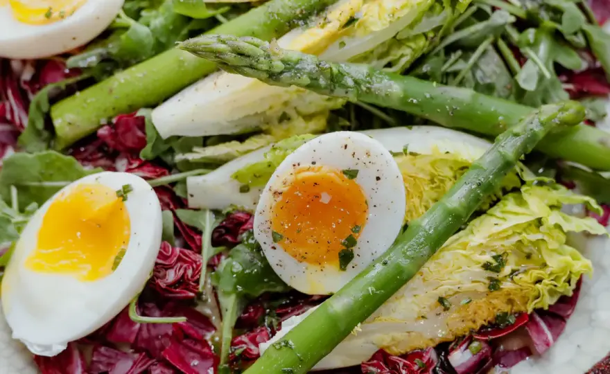 Salade à l’œuf mollet - cuisson, montage et accords parfaits