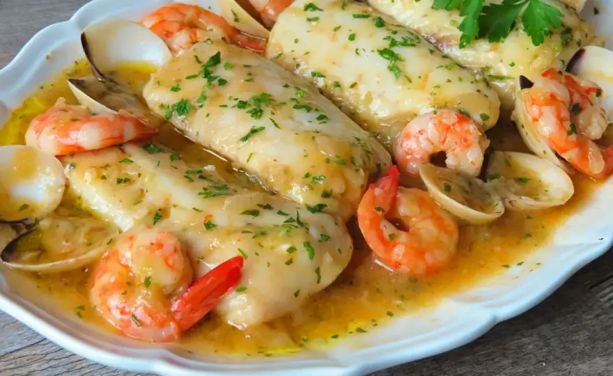 Merluza a la marinera con patatas - receta jugosa y fácil