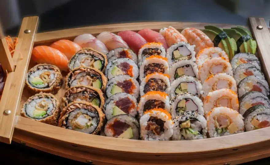 Rodzaje sushi: Przewodnik po smakach i formach. Co wybrać?