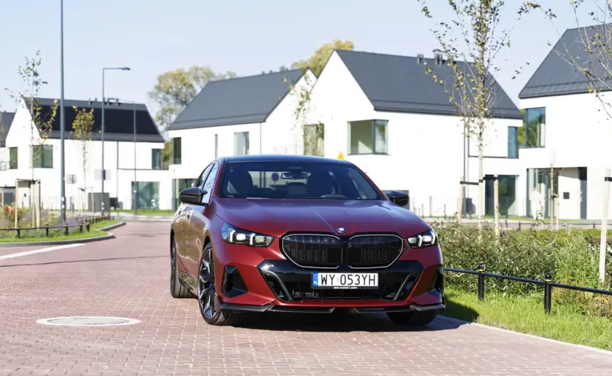 BMW 550e xDrive - Czy to hybryda idealna dla Ciebie?