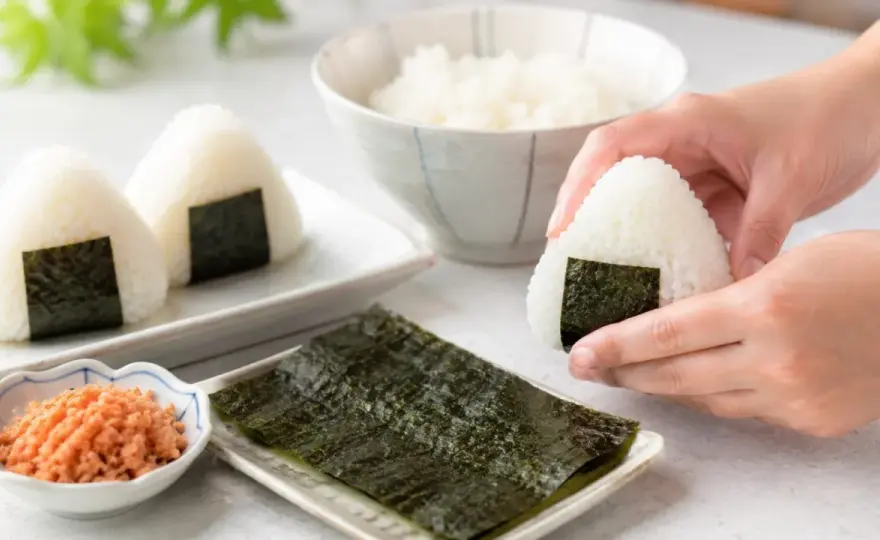 Onigiri krok po kroku - jak zrobić japońskie kulki ryżowe