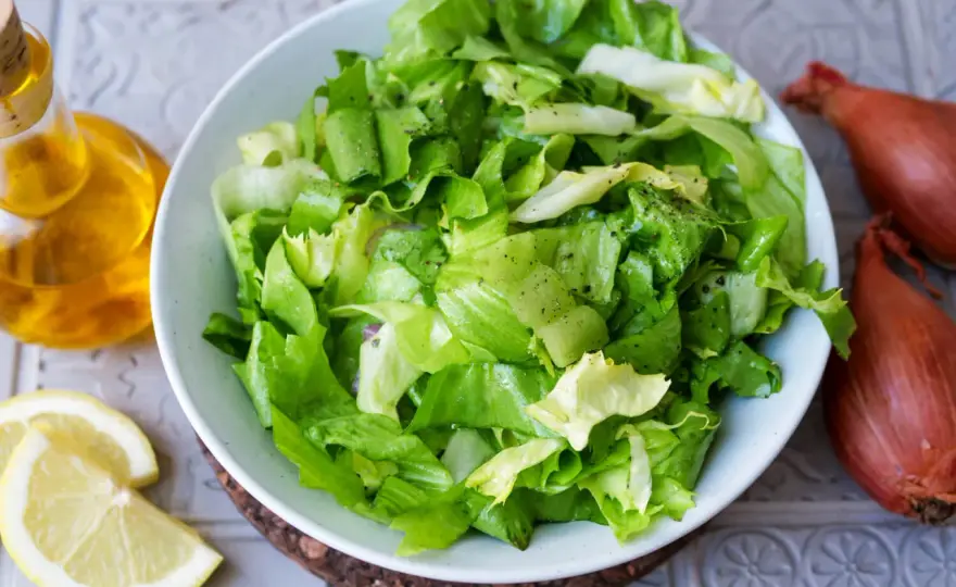 Endiviensalat richtig zubereiten - Tipps für Dressing und mehr Biss