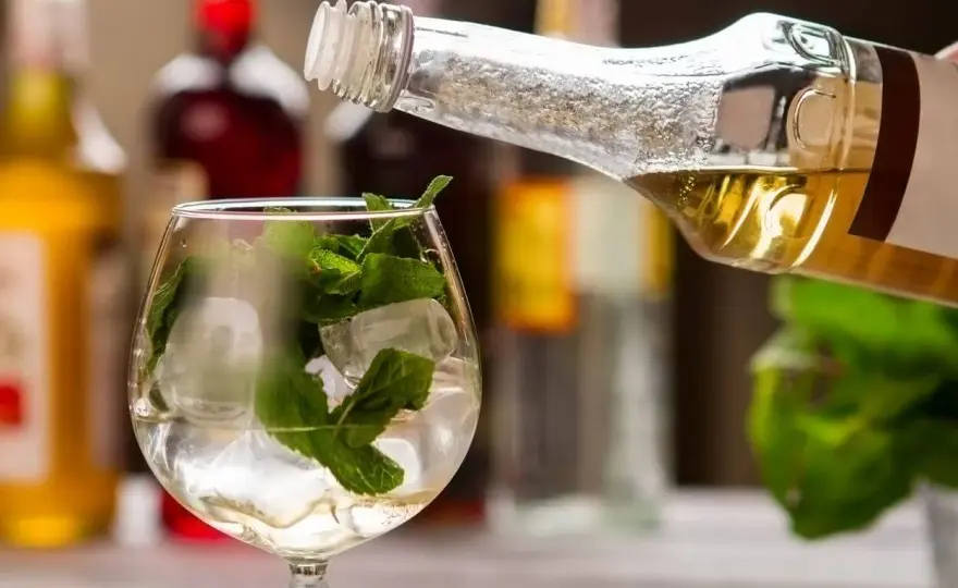 Jakie syropy do drinków? Odkryj smaki, które zachwycą Twoje napoje