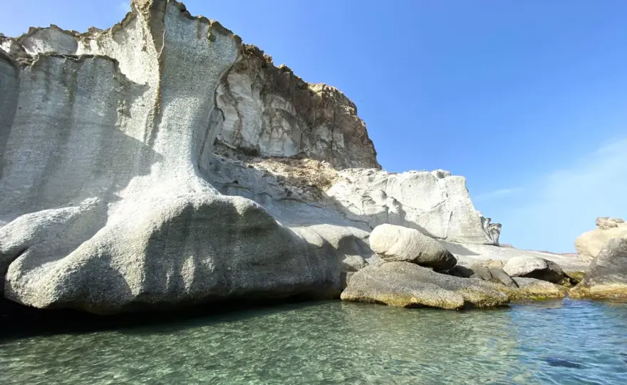 Qué ver en Agua Amarga - calas, playa y Mesa Roldán