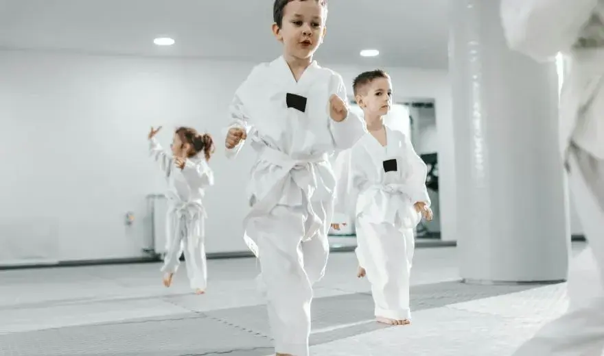Judo czy karate dla dziecka? Który sport jest najlepszy dla Twojej pociechy?