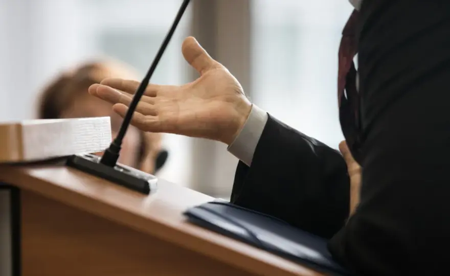 Co jeśli świadek nie stawił się na rozprawie? Sprawdź konsekwencje