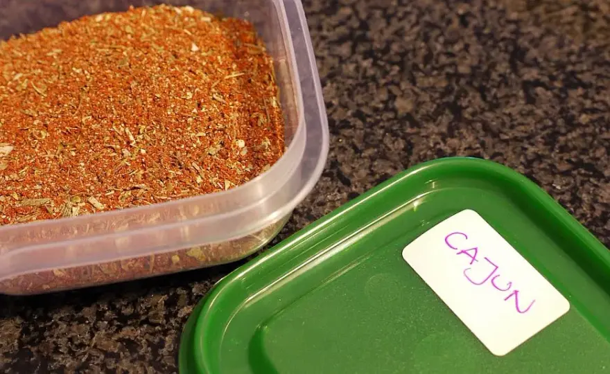 Jak zastąpić przyprawę cajun i uzyskać podobny smak w potrawach