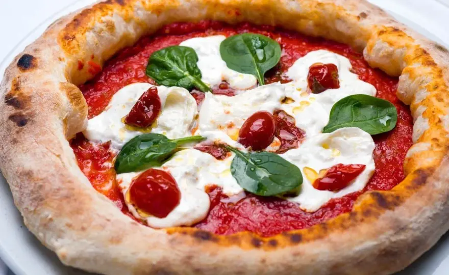 Przepis na zdrową pizzę, która zaspokoi Twoje pragnienia bez wyrzutów