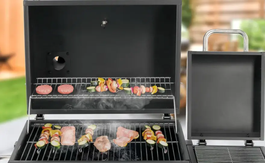 Najlepsze grille węglowe z wędzarnią - funkcje, modele i ceny