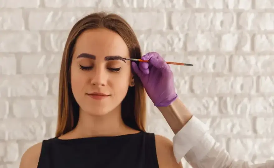 Henna za ciemna? Jak bezpiecznie zmyć hennę z brwi w domu