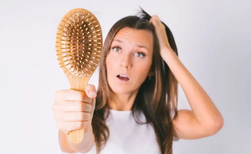Caída del pelo posparto - cuándo es normal y cuándo consultar